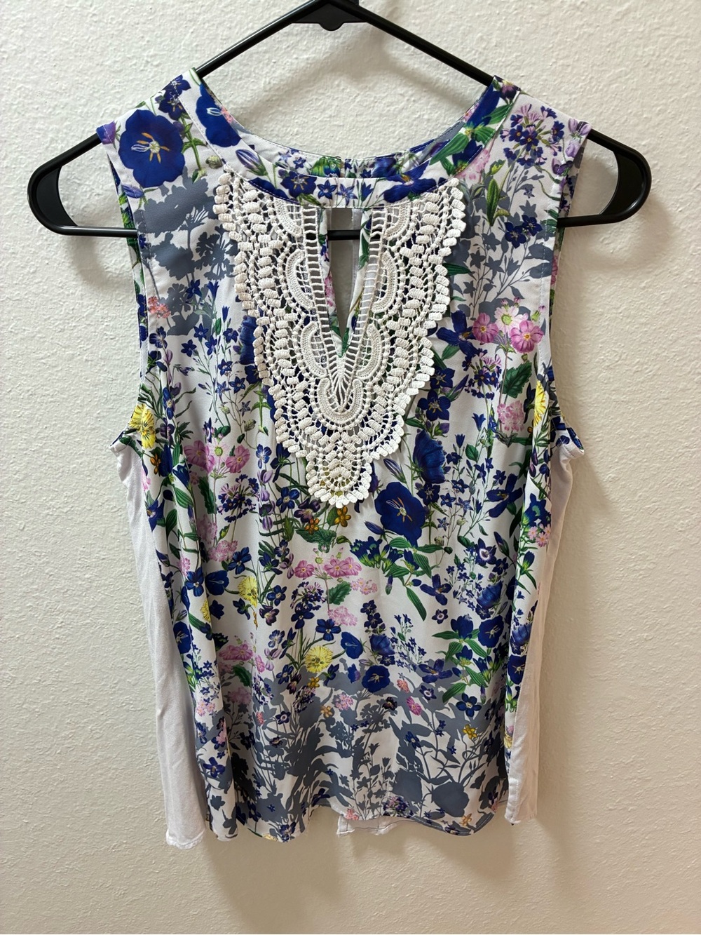 Sleeveless Floral Crochet-Trim Camisole in White and Blue